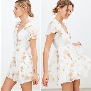 Kimchi Blue Sarah Flutter Sleeve Ivory Chiffon Floral Semi-sheer Mini Dress Sz 4